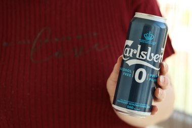 KYIV, UKRAINE - 20 Nisan 2024 Carlsberg sıfır alkol birası alüminyum teneke kutu kapanıyor