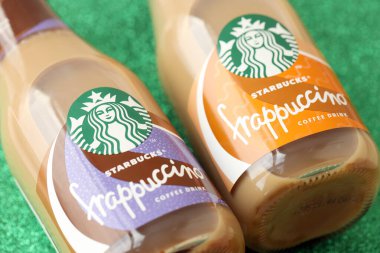 KYIV, UKRAINE - 20 Nisan 2024 Starbucks Frappuccino Kahve İçeceği. Seattle merkezli Starbucks, 62 ülkede 20.000 'den fazla mağazası olan dünyanın en büyük kahve evi.