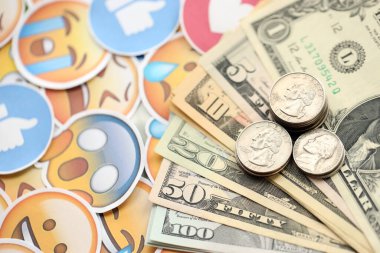 KYIV, UKRAINE - 20 Nisan 2024 dolar para ve Emoji sarı yüzlü büyük çıkartmalar. Sm kavramı, smo sosyal medyada yükseltmek için ödeme yaptı. Geribildirim ve ödenmiş sahte tepkiler