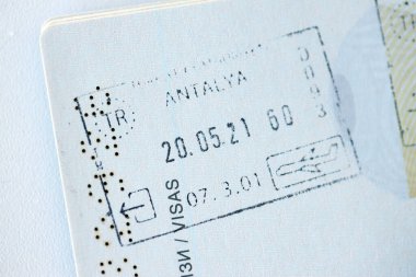 KYIV, UKRAINE - 20 Nisan 2024 Vizeli yabancı pasaport, Türkiye sınır damgalı, ülkelere giriş izni, dünyayı dolaşma kavramı, gezginlerin kimlik belgesi