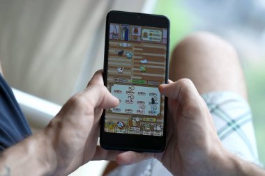 KYIV, UKRAINE - 20 Nisan 2024 Catizen telgraf robotu akıllı telefon ekranında. Catizen sanal bir şifreleme işleterek hatıra kazanmak için kullanılan bir viral Telegram tabanlı şifreli oyunudur.