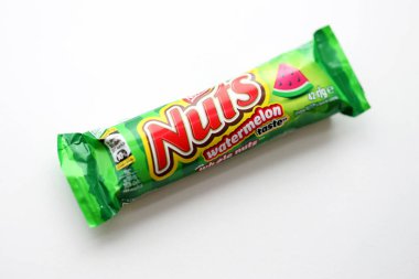 KYIV, UKRAINE - 20 Nisan, 2024 Nuts karpuz tadı Nestle şirketi tarafından üretilen çikolata. Fındıklı küçük çikolata ve renkli ambalajlı fındık.