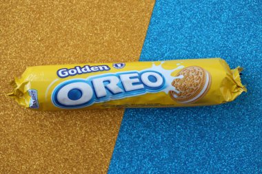 KYIV, UKRAINE - 20 Nisan 2024 Oreo Golden Çıtır Kurabiye Paketleri. Oreo markası, Mondelez International adlı Amerikan şirketine ait.