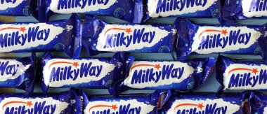 KYIV, UKRAINE - 20 Nisan 2024 Samanyolu veya Samanyolu küçük çikolataları. Samanyolu çikolataları 1924 'ten beri dünyaca ünlü ürünlerdir.