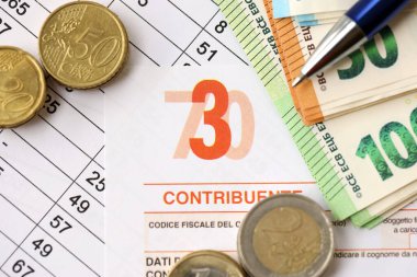 KYIV, UKRAINE - Modello 730 vergi formuyla birlikte 20 Nisan 2024 gelir bildirimi, vergi ödeme kavramı olarak İtalyancaya çevrilen banknotlar
