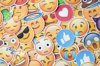 KYIV, UKRAINE - 20 Nisan 2024 Emoji sarı yüzlü çıkartmalar. Emoji, elektronik mesajlarda ve web sayfalarında kullanılan ve metne gömülü bir resim veya gülen yüzdür.