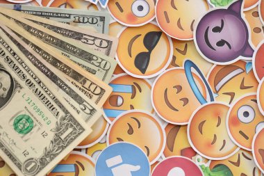 KYIV, UKRAINE - 20 Nisan 2024 dolar para ve Emoji sarı yüzlü büyük çıkartmalar. Sm kavramı, smo sosyal medyada yükseltmek için ödeme yaptı. Geribildirim ve ödenmiş sahte tepkiler