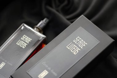 KYIV, UKRAINE - 20 Nisan 2024 Serge Lutens Ecrin de Fumee parfümü. Serge Lutens, Fransız parfüm üreticisi. Genellikle kendi adını taşıyan moda evi parfüm şirketi ile tanınır.