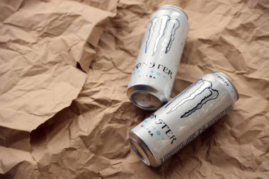 KYIV, UKRAINE - 20 Nisan 2024 Canavar Enerjisi İçeceği Ultra kağıt arka planda. 2002 'de piyasaya sürüldü. Canavar şimdi 30' un üzerinde kafein içeriyor.