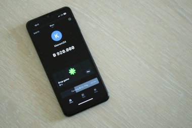 KYIV, UKRAINE - 20 Nisan 2024 Blum telgraf robotu akıllı telefon ekranında. Blum sanal bir şifreleme işleterek hatıra kazanmak için kullanılan bir viral Telegram tabanlı şifreleme oyunudur.