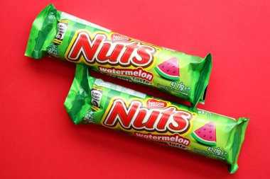 KYIV, UKRAINE - 20 Nisan, 2024 Nuts karpuz tadı Nestle şirketi tarafından üretilen çikolata. Fındıklı küçük çikolata ve renkli ambalajlı fındık.