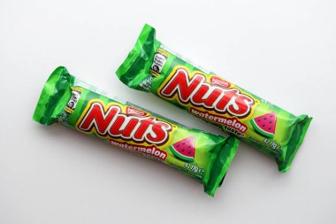 KYIV, UKRAINE - 20 Nisan, 2024 Nuts karpuz tadı Nestle şirketi tarafından üretilen çikolata. Fındıklı küçük çikolata ve renkli ambalajlı fındık.