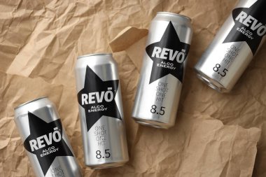 KYIV, UKRAINE - 20 Nisan 2024 Revo alco enerji içeceği yeni tasarımda siyah yıldızlı logo yakın plan