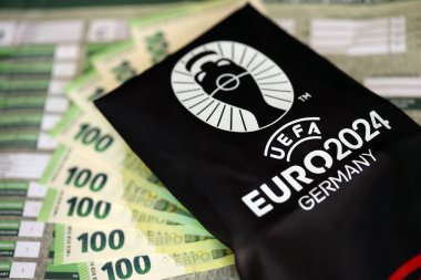 KYIV, UKRAINE - 20 Nisan 2024 UEFA Resmi UEFA Euro 2024 Almanya hatıra üretimi ve Avrupa para akışı logosu kapatıldı