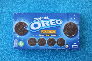 KYIV, UKRAINE - 20 Nisan, 2024 Oreo Pac-man çıtır kurabiye paketleri. Oreo markası, Mondelez International adlı Amerikan şirketine ait.