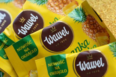 KYIV, UKRAINE - 20 Nisan, 2024 Wawel çikolata üretimi. Wawel, Polonya 'nın Krakow şehrinde 1898' de kurulan çikolatalı gofret ve atıştırmalık üreten Polonyalı bir şekerleme şirketi.