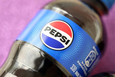KYIV, UKRAINE - 20 Nisan 2024 Pepsi küçük 330 ml plastik şişe içeceği ve kapalı alan. Pepsi, PepsiCo tarafından üretilen karbonatlı meşrubattır.