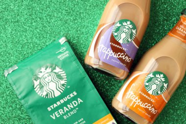 KYIV, UKRAINE - 20 Nisan 2024 Starbucks Frappuccino Kahve İçeceği. Seattle merkezli Starbucks, 62 ülkede 20.000 'den fazla mağazası olan dünyanın en büyük kahve evi.