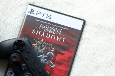 KYIV, UKRAINE - 26 Haziran 2024 Suikastçi Creed Shadows PS5 video oyun konsol oyun kutusu. Popüler video oyunu diski kapat