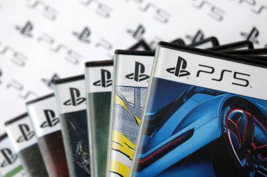 KYIV, UKRAINE - 26 Haziran 2024 Sony Playstation 5 ve 4 konsolu için video oyunları yığını. Birçok popüler video oyunu disk kutusu kapanıyor
