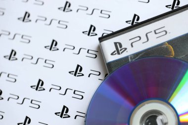 KYIV, UKRAINE - 26 Haziran 2024 Sony Playstation 5 konsol logosu Plastik disk kutusunun kapağında