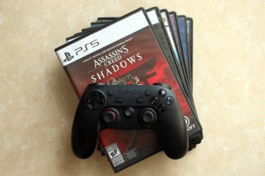 KYIV, UKRAINE - 26 Haziran 2024 Suikastçi Creed Shadows PS5 video oyun konsol oyun kutusu. Popüler video oyunu diski kapat