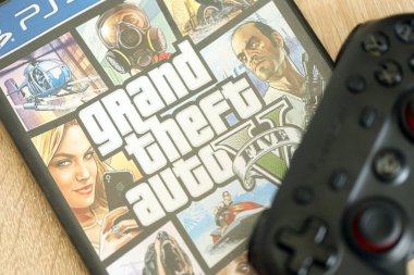 KYIV, UKRAINE - 26 Haziran 2024 Grand Theft Auto 5 PS4 video oyun diski konsol oyun kutusu. Popüler video oyunu diski kapat