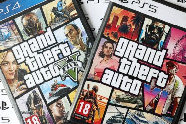 KYIV, UKRAINE - 26 Haziran 2024 Grand Theft Auto Five ve 6 video oyunu kutusu. Plastik kutular üzerinde hayali hayran yapımı kapak kapat