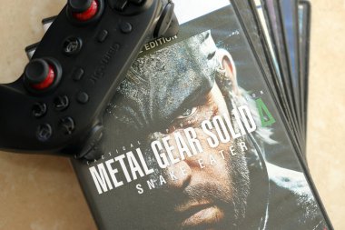 KYIV, UKRAINE - 26 Haziran 2024 Metal Gear Solid Delta Yılan Yiyen PS5 video oyun konsol oyun kutusu. Popüler video oyunu diski kapat