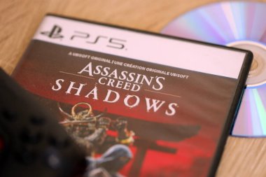 KYIV, UKRAINE - 26 Haziran 2024 Suikastçi Creed Shadows PS5 video oyun konsol oyun kutusu. Popüler video oyunu diski kapat