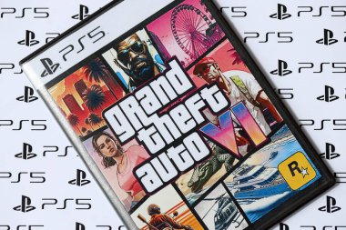 KYIV, UKRAINE - 26 Haziran 2024 Grand Theft Auto 6 PS5 video oyun diski konsol oyun kutusu. Hayali hayran yapımı video oyunu disk paketi kapağı kapat