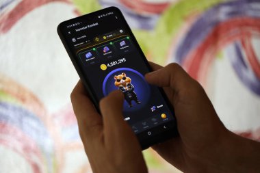 KYIV, UKRAINE - 26 Haziran 2024 Hamster Kombat mini telgraf oyunu. Akıllı telefondaki tıkırtı oyunu elinizin altında