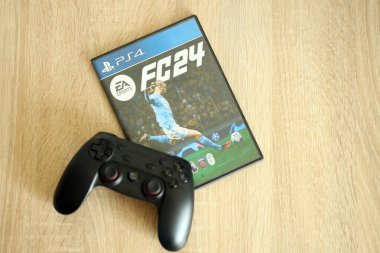 KYIV, UKRAINE - 26 Haziran 2024 FC24 Fifa futbol PS4 video oyun diski konsol oyunu için. Popüler video oyunu diski kapat