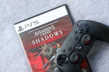KYIV, UKRAINE - 26 Haziran 2024 Suikastçi Creed Shadows PS5 video oyun konsol oyun kutusu. Popüler video oyunu diski kapat
