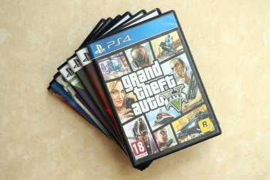 KYIV, UKRAINE - 26 Haziran 2024 Grand Theft Auto 5 PS4 video oyun diski konsol oyun kutusu. Popüler video oyunu diski kapat