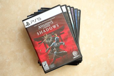 KYIV, UKRAINE - 26 Haziran 2024 Suikastçi Creed Shadows PS5 video oyun konsol oyun kutusu. Popüler video oyunu diski kapat