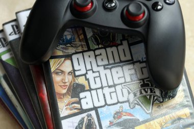 KYIV, UKRAINE - 26 Haziran 2024 Grand Theft Auto 5 PS4 video oyun diski konsol oyun kutusu. Popüler video oyunu diski kapat