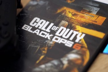 KYIV, UKRAINE - 26 Haziran 2024 Call of Duty Black Ops 6 PS5 video oyun CD kutusu konsol oyunu için. Popüler video oyunu diski kapat