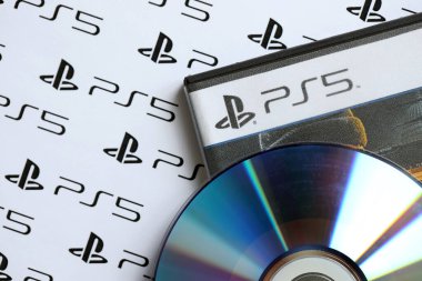 KYIV, UKRAINE - 26 Haziran 2024 Sony Playstation 5 konsol logosu Plastik disk kutusunun kapağında