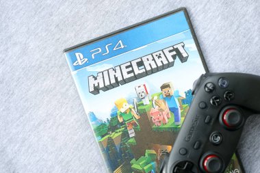 KYIV, UKRAINE - 26 Haziran 2024 Minecraft PS4 video oyun diski konsol oyunu için. Popüler video oyunu diski kapat