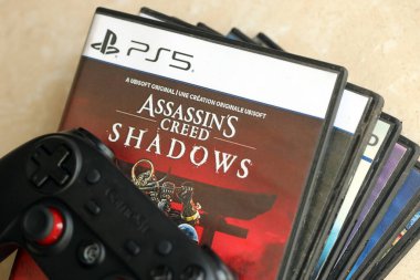 KYIV, UKRAINE - 26 Haziran 2024 Suikastçi Creed Shadows PS5 video oyun konsol oyun kutusu. Popüler video oyunu diski kapat
