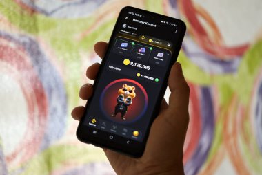 KYIV, UKRAINE - 26 Haziran 2024 Hamster Kombat mini telgraf oyunu. Akıllı telefondaki tıkırtı oyunu elinizin altında