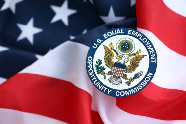 KYIV, UKRAINE - 26 Haziran 2024 ABD Eşit İstihdam Fırsatı Komisyonu 'nun katlanmış ABD bayrağına yapıştırdığı arma