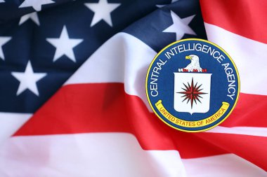 KYIV, UKRAINE - 26 Haziran 2024 Amerika Birleşik Devletleri Merkezi İstihbarat Teşkilatı arması katlanmış ABD bayrağına yapıştırıldı