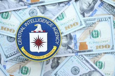 KYIV, UKRAINE - 26 Haziran 2024 Amerika Birleşik Devletleri Merkezi İstihbarat Teşkilatı büyük miktarda Amerikan doları banknotları üzerine arma