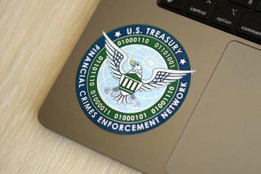 KYIV, UKRAINE - 26 Haziran 2024 ABD Hazine Bakanlığı Mali Suçlar Uygulama Ağı Gümüş dizüstü bilgisayar üzerindeki silah etiketi