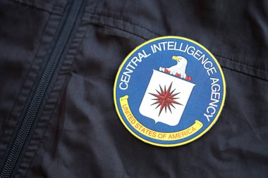 KYIV, UKRAINE - 26 Haziran 2024 Amerika Birleşik Devletleri Merkezi İstihbarat Teşkilatı arması siyah üniformalı cekete rozet olarak iliştirildi.