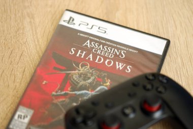 KYIV, UKRAINE - 26 Haziran 2024 Suikastçi Creed Shadows PS5 video oyun konsol oyun kutusu. Popüler video oyunu diski kapat
