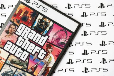 KYIV, UKRAINE - 26 Haziran 2024 Grand Theft Auto 6 PS5 video oyun diski konsol oyun kutusu. Hayali hayran yapımı video oyunu disk paketi kapağı kapat