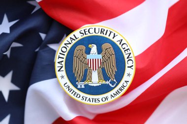 KYIV, UKRAINE - 26 Haziran 2024 Amerika Birleşik Devletleri Ulusal Güvenlik Teşkilatı arması ABD bayrağına yapıştırılmış.